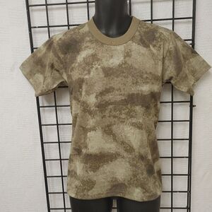 ROTHCO MEN'S BROWN  CAMOFLAGE T SHIRT WITH CONTRASTING KNIT COLLAR.